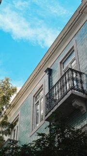 In the heart of Lisbon means:
São Jorge Castle, the Tagus River, Rossio, Chiado, Mouraria and everything in between.
The best cafes, viewpoints in a walking distance and 
sunlight everywhere, plans with no planning.

Join us at samesame.