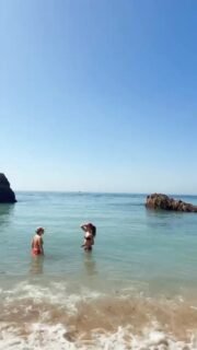 Some plans start in the group chat and end up in a kayak.
Good weather, good people, very questionable paddling skills.
Making the most of the last summer days around Lisbon with our community hosts @olaklincewicz @nattmou
